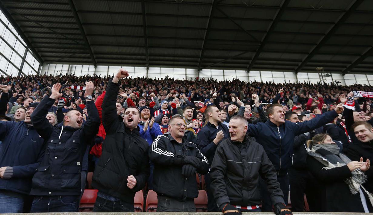 Suporter Stoke City merayakan kemenangan atas Manchester City pada Lanjutan Liga Premier Inggris di Stadion Britania, Sabtu (5/12/2015).  (Reuters/Carl Recine)