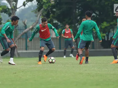 Pesepakbola, Egy Maulana Vikri (tengah) saat mengikuti latihan bersama Timnas Indonesia U-23 di Lapangan A Senayan, Jakarta, Sabtu (17/3). Latihan ini persiapan uji tanding melawan Singapura pada 21 Maret mendatang. (Liputan6.com/Helmi Fithriansyah)