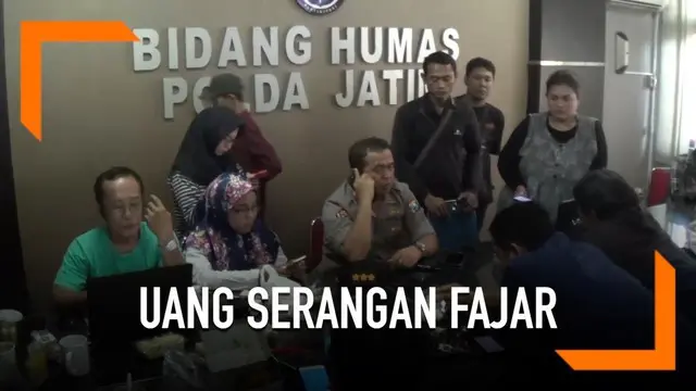 Kepolisian dan Bawaslu di Jawa Timur menyita uang miliaran rupiah yang diduga akan digunakan sebagai dana serangan fajar jelang pemilu.