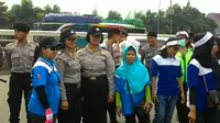 Demo Buruh di DPR, Dari Orasi Hingga Foto dengan Polwan