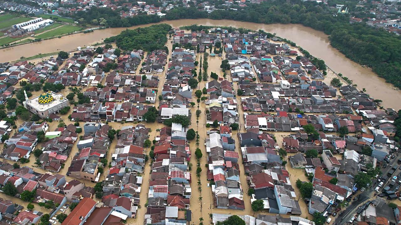 Bekasi Lumpuh, Banjir Rendam Perkumiman hingga Perkantoran