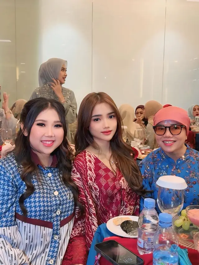 6 Potret Artis Buka Puasa di Rumah Drg. Devya, Ada Krisdayanti hingga Kiky Saputri