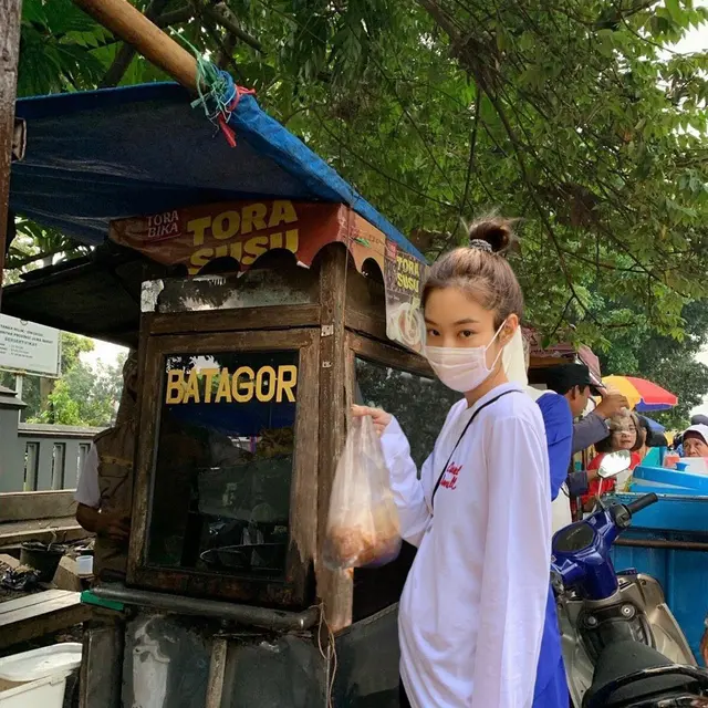 6 Foto Editan Blackpink Belanja di Pedagang Kaki Lima Ini Kocak Banget