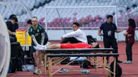 Bek Timnas Indonesia, Calvin Verdonk (baju merah), masih mendapat perawatan pada sesi latihan di Stadion Utama Gelora Bung Karno, Jakarta, Kamis (04/06/2026) sore WIB. (Bola.com/Bagaskara Lazuardi)