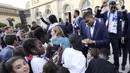 Kylian Mbappe memberikan tandatangan kepada fans cilik di Elysee Presidential Palace, Paris, (16/7/2018). Prancis berpesta merayakan keberhasilan Les Bleus meraih trofi Piala Dunia 2018. (Ludovic Marin/Pool Photo via AP)