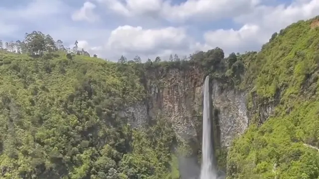 Air Terjun Sipiso-Piso di dekat Danau Toba