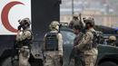 Anggota pasukan reaksi cepat Afghanistan dikerahkan ke lokasi ledakan di Kabul, Selasa (19/4). Suara ledakan terdengar dan mengguncang kaca jendela hingga radius beberapa mil. (REUTERS/Omar Sobhani)