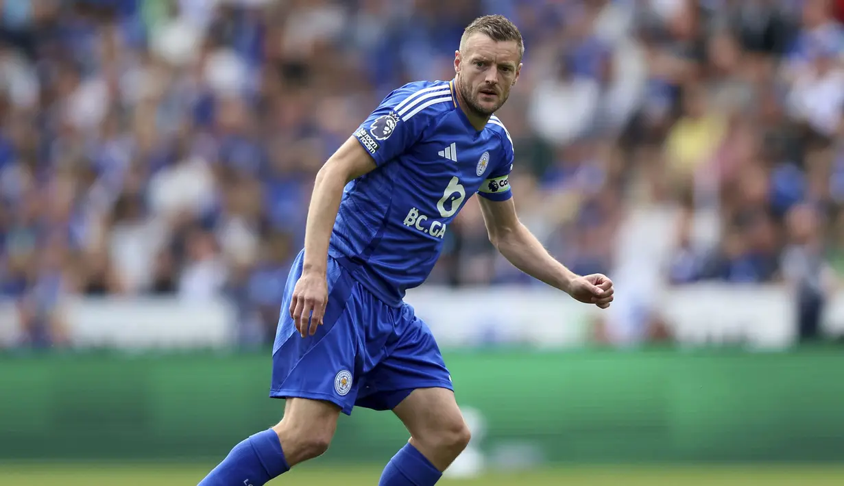 Pemain Leicester City, Jamie Vardy mengontrol bola saat laga lanjutan Liga Inggris 2024/2025 melawan Ipswich Town di King Power Stadium, Leicester, Inggris, Minggu (18/05/2025). (AP Photo/PA/Nigel French)