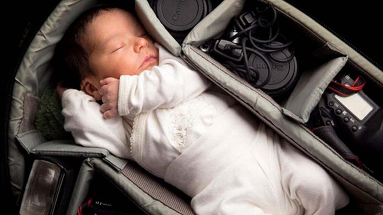 Kelakuan unik para fotografer tidurkan bayi di tas kamera