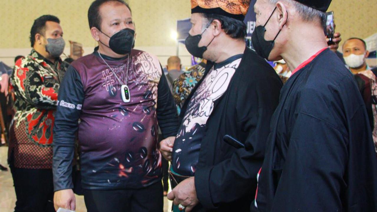 Bupati Jember Hendy Siswanto menjelaskan J Kuereen. (Istimewa)