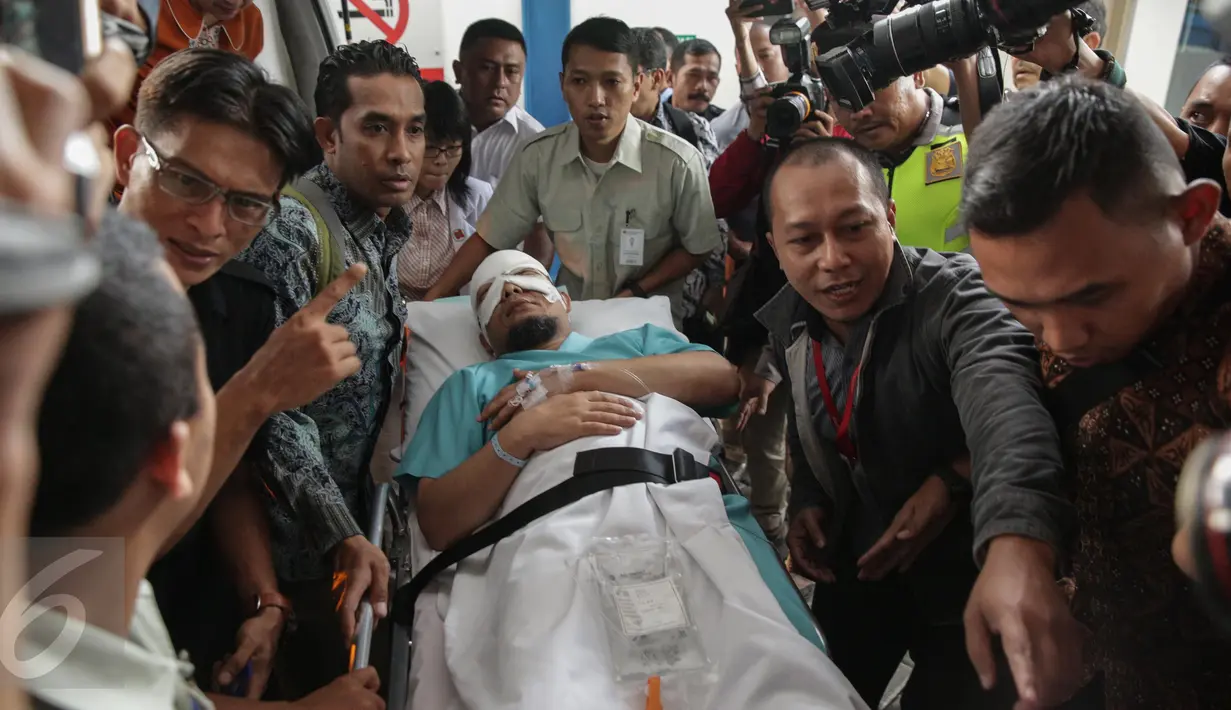 Penyidik KPK, Novel Baswedan tiba di RS Jakarta Eye Center (JEC), Menteng, Jakarta, Selasa (11/4). Sebelumnya pihak RS Mitra Keluarga sudah melakukan beberapa tindakan yaitu membersihkan sisa air keras di mata kiri Novel. (Liputan6.com/Faizal Fanani)