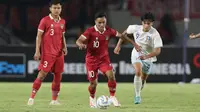 Pemain Timnas Indonesia U-23, Arkhan Fikri menguasai bola saat melawan Chinese Taipei U-23 dalam pertandingan Grup K Kualifikasi Piala Asia U-23 2024 di Stadion Manahan, Solo, Sabtu (9/9/2023). (Bola.com/Arief Bagus)
