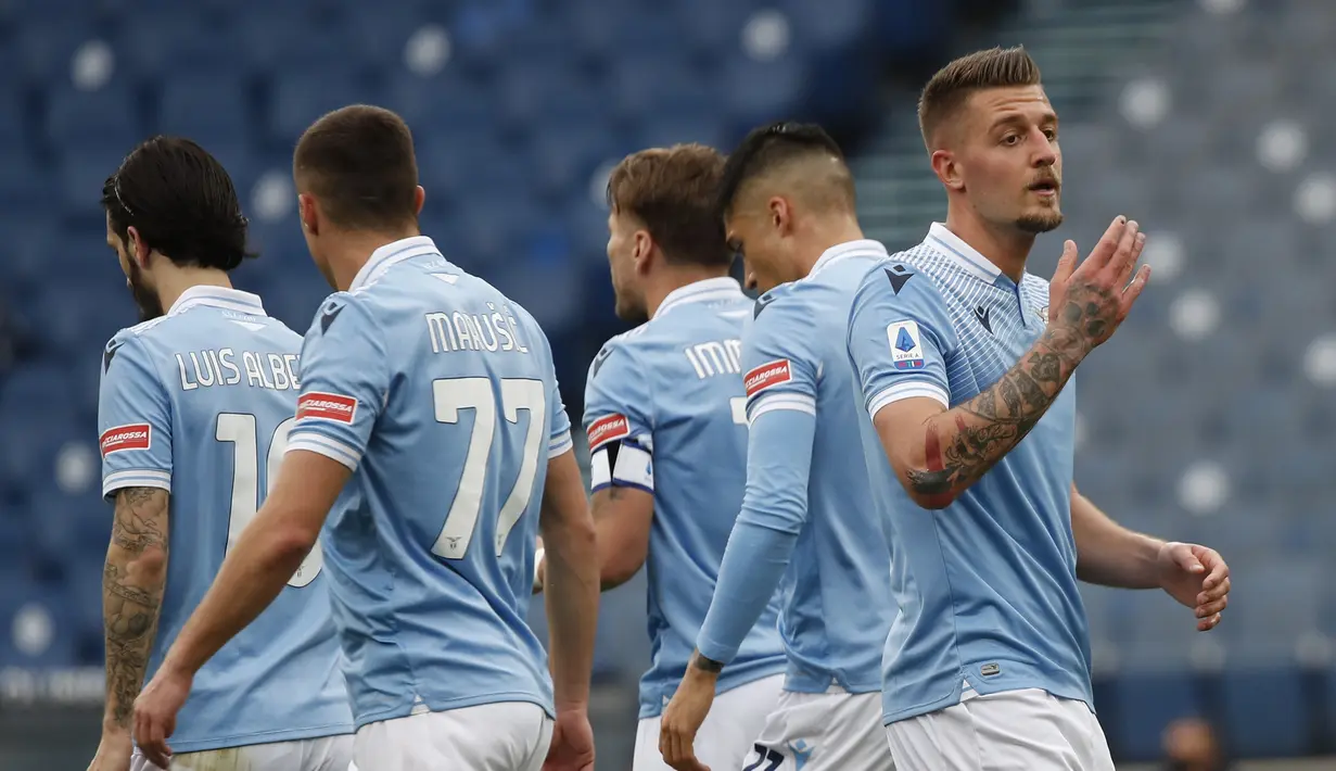 Gelandang Lazio, Sergej Milinkovic-Savic (kanan) melakukan selebrasi usai mencetak gol pertama timnya ke gawang Crotone dalam laga lanjutan Liga Italia 2020/2021 pekan ke-27 di Olimpico Stadium, Roma, Jumat (12/3/2021). Lazio menang 3-2 atas Crotone. (AP/Alessandra Tarantino)