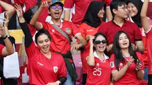 Suporter wanita bernyanyi saat Timnas Indonesia menghadapi Irak pada laga Grup F putaran kedua Kualifikasi Piala Dunia 2026 zona Asia di Stadion Utama Gelora Bung Karno (SUGBK), Senayan, Jakarta, Kamis (6/6/2024). (Bola.com/M Iqbal Ichsan)