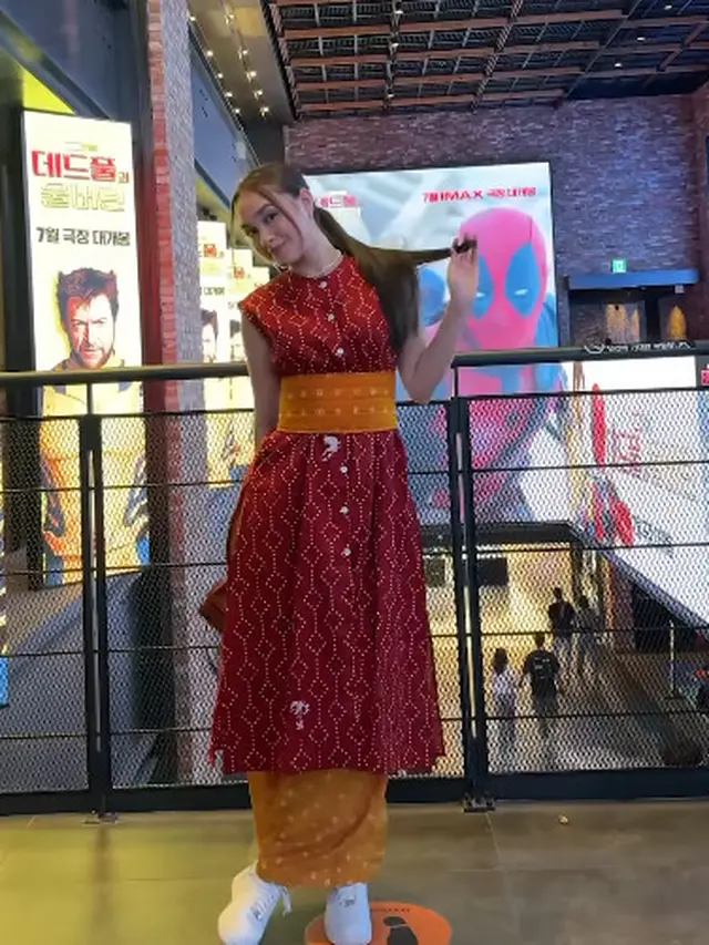 OOTD Menawan Caitlin Halderman Pakai Wastra Saat Wawancara Ryan Reynolds dan Hugh Jackman untuk Deadpool & Wolverine