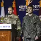 Kolonel Angkatan Darat AS Lee Peters dan Kolonel Kim Jun-rak menginformasikan batalnya latihan gabungan di Kementerian Pertahanan di Seoul, Korea Selatan. (Korea Pool/Yonhap via AP)