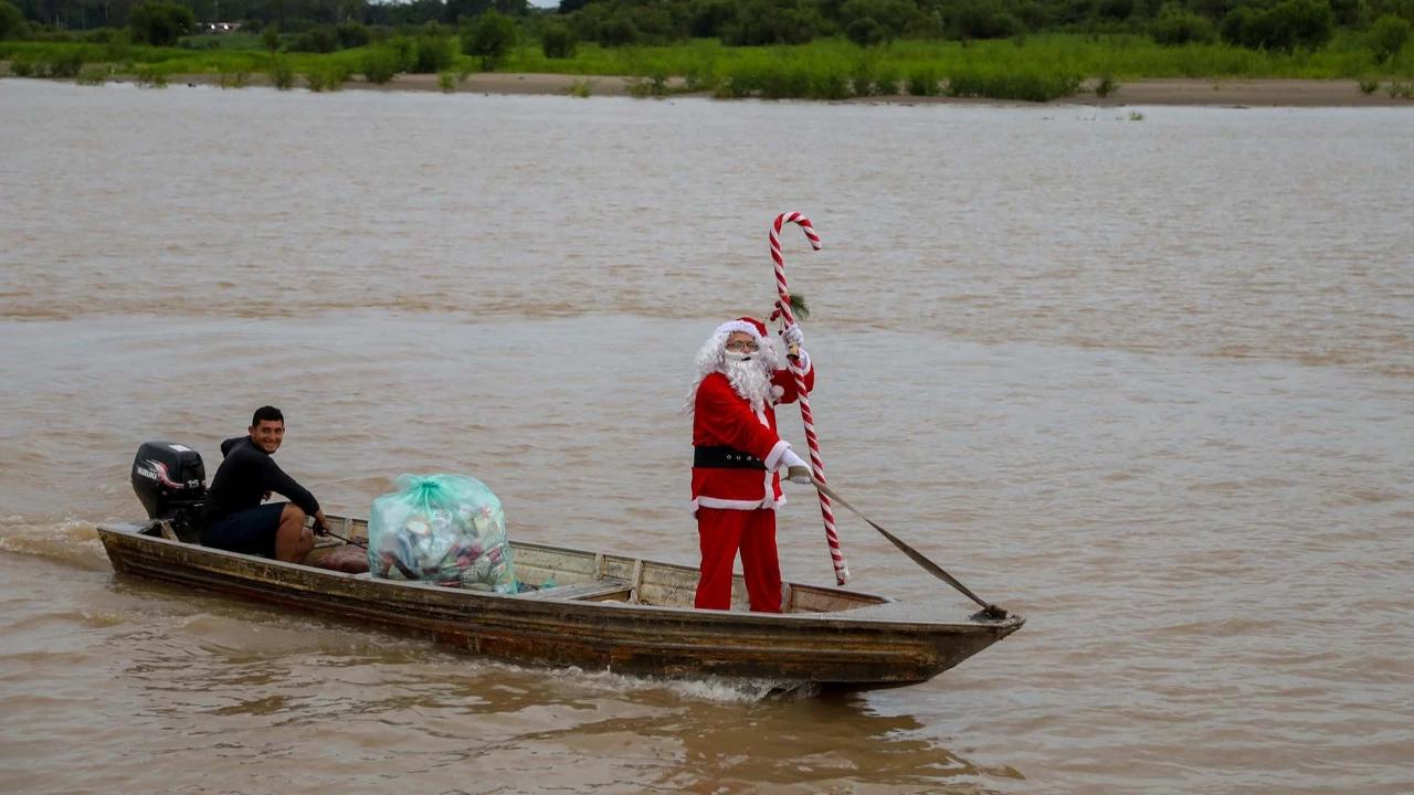 FOTO: Sinterklas Menyusuri Sungai Amazon Antar Hadiah Natal