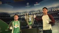 Artis Ibnu Jamil dan pemenang Kompetisi Sosial Media Heineken, Mario Sonata berpose dengan Trofi Liga Champions. (Liputan6.com/Risa Kosasih)