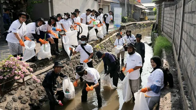 Kegiatan bersih-bersih di Tukad Cari Kabasan, Denpasar, Bali, pada Jumat (15/11 2024)