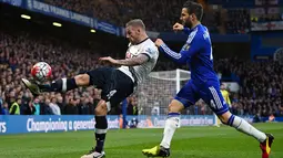 Bek Tottenham, Toby Alderweireld (kiri) berusaha menendang bola dari kejaran gelandang Chelsea, Cesc Fabregas pada lanjutan liga Inggris  di Stamford Bridge, London, (3/5). Chelsea bermain imbang dengan Tottenham dengan skor 2-2. (Reuters/Dylan Martinez)