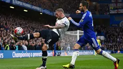 Bek Tottenham, Toby Alderweireld (kiri) berusaha menendang bola dari kejaran gelandang Chelsea, Cesc Fabregas pada lanjutan liga Inggris  di Stamford Bridge, London, (3/5). Chelsea bermain imbang dengan Tottenham dengan skor 2-2. (Reuters/Dylan Martinez)