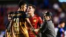 Maradona berusaha melerai pemain asuhannya yang terlibat adu mulut dengan pemain klub Gallos de Queretaro. ( AFP / Ronaldo Schemidt )