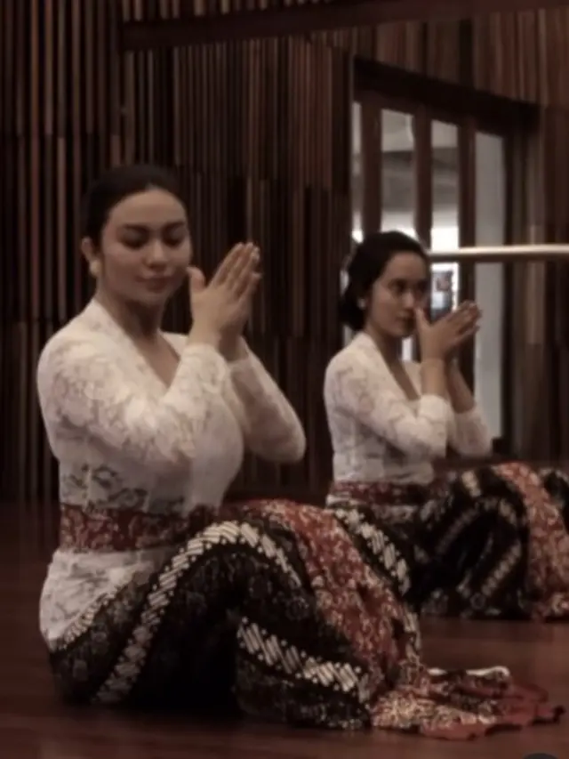 Ariel Tatum belajar tari Jawa (Instagram/arieltatum)