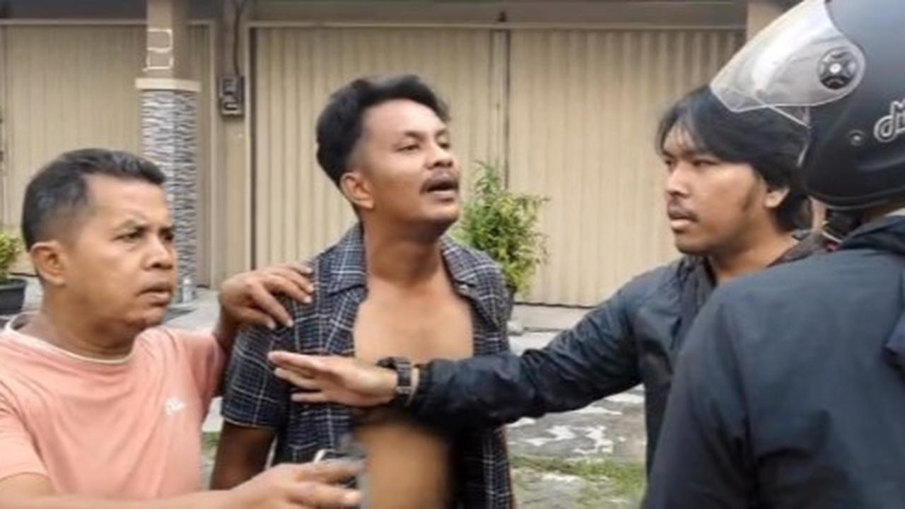 Pria Marah Bicara Kasar Sampai Buka Baju Tantang Jurnalis yang Liput Lowongan Kerja Bodong