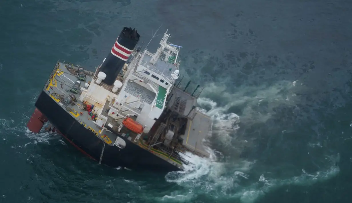 Foto selebaran yang diambil dan diterima pada 12 Agustus 2021 dari Markas Besar Penjaga Pantai Regional ke-2 Jepang menunjukkan kapal Panama, Crimson Polaris, kandas di Hachinohe, Prefektur Aomori. Kapal Crimson Polaris terbelah dua. (Handout/Japan's 2nd Regional Coast Guard Headquarters/AFP)