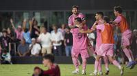Marcelo Weigandt (Inter Miami) mengangkat Lionel Messi saat rekan setimnya merayakan gol kedua timnya di menit-menit akhir babak tambahan waktu dalam laga babak penyisihan grup Piala Liga di Fort Lauderdale, Florida, 30 Juli 2025. (AP Photo/Rebecca Blackwell)
