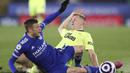 Striker Leicester City, Jamie Vardy (kiri) dan bek Newcastle United, Emil Krafth terjatuh saat perebutan bola dalam laga lanjutan Liga Inggris 2020/2021 pekan ke-35 di King Power Stadium, Leicester, Jumat (7/5/2021). Leicester kalah 2-4 dari Newcastle. (AP/Alex Pantling/Pool)