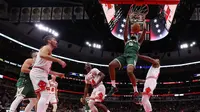 Pebasket Indonesia Marques Bolden melakukan dunk di pramusim NBA  (AFP)