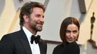 Aktor Bradley Cooper dan model asal Rusia, Irina Shayk  menghadiri perhelatan Oscar 2019 di Dolby Theatre, Los Angeles, Minggu (24/2). Di tengah isu kedekatannya dengan Lady Gaga, Cooper justru tampil mesra dengan Irina Shayk. (Jordan Strauss/Invision/AP)