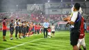 Suporter membentangkan spanduk bertuliskan "Obrigado Teco, You Made Us Dream" dengan menyalakan flare di Stadion Kapten I Wayan Dipta usai pertandingan menghadapi Madura United. (Bola.com/Alit Binawan)