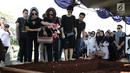 Eva Celia menaburkan bunga di pemakamanya neneknya, Nien Lesmana di TPU Tanah Kusir, Jakarta, Rabu (28/6). Ibu dari Indra Lesmana dan Mira Lesmana meninggal dunia pada usai 88 tahun. (Liputan6.com/Herman Zakharia)
