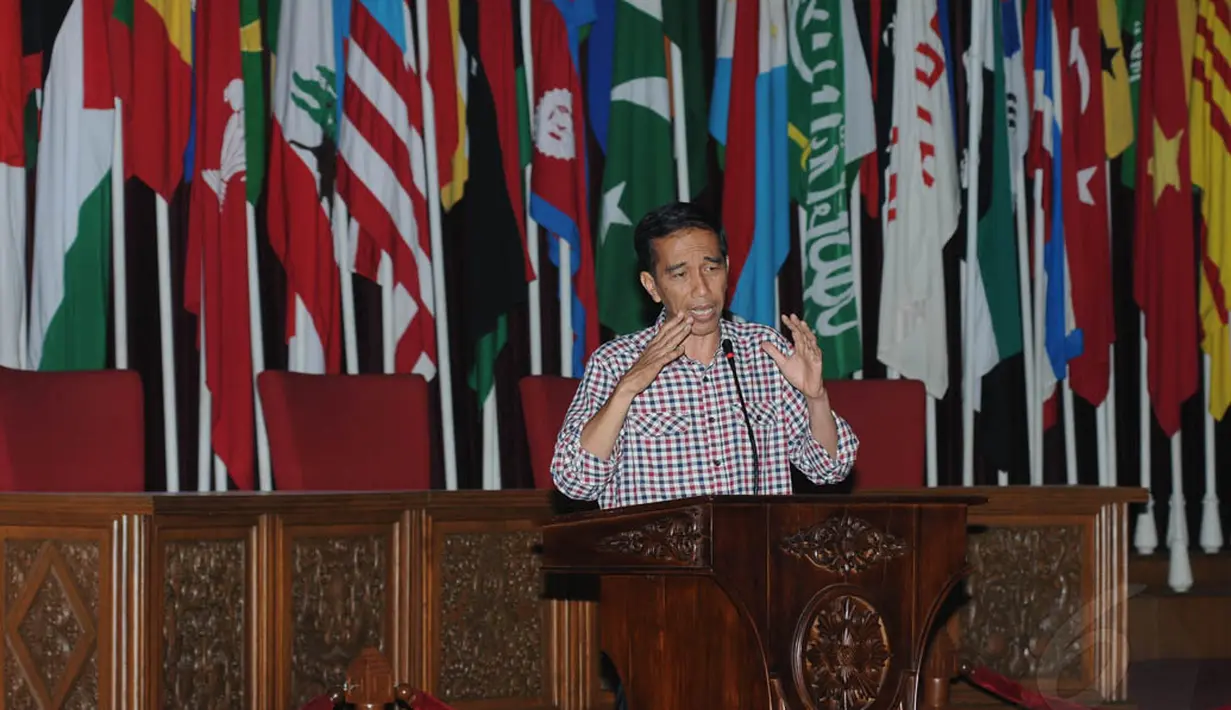 Capres Joko Widodo memberikan sambutan dalam launching acara World Ocean Day di Gedung Merdeka, Bandung, Rabu (11/6/14). (Liputan6.com/Herman Zakharia)