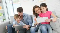 Ilustrasi keluarga mengakses internet dari rumah. (Shutterstock)