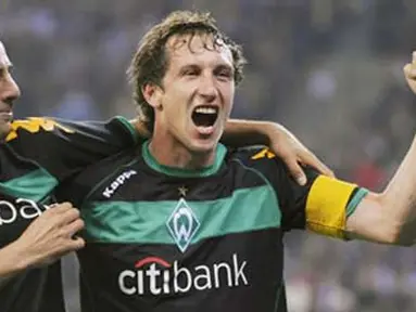 Werder Bremen&#039;s midfielder Frank Baumann celebrates with Claudio Pizarro after scoring the 1-3 during the UEFA Cup semi-final, second leg football match against Hamburger SV (Germany) on May 7, 2009. AFP PHOTO DDP/DAVID HECKER 