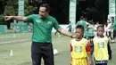 Mantan pemain Timnas Indonesia, Gendut Doni, memberikan pelatihan kepada pesepak bola cilik di Lapangan Simprug, Jakarta, Sabtu (16/12/2017). Legenda sepak bola Indonesia ikut berpartisipasi pada MILO Football Clinic Day. (Bola.com/M Iqbal Ichsan)