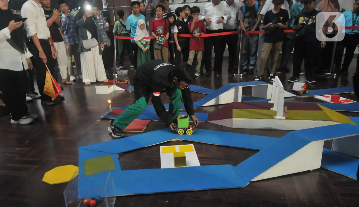 Peserta mengikuti perlombaan kategori soccer dalam Turnamen Robotik Indonesia 2024 di Padepokan Pencak Silat, Taman Mini Indonesia Indah (TMII) Jakarta Jumat (17/5/2024). (merdeka.com/Imam Buhori)