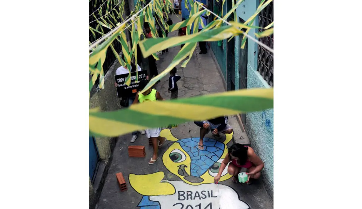 Pernak-pernik dan gambar maskot Piala Dunia 2014 menghiasi setiap sudut jalan di kawasan kumuh Jacarezinho, Rio de Janeiro, Brasil, (10/5/2014). (AFP PHOTO/Tasso Marcelo)