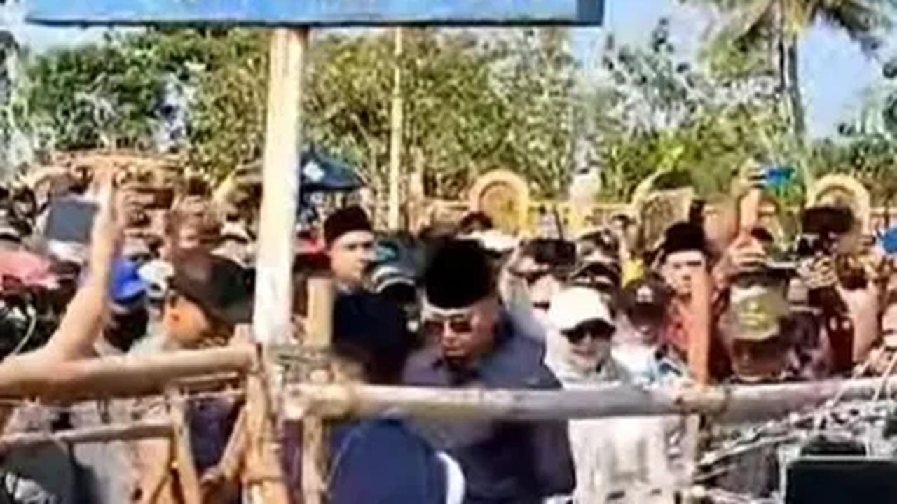 Negara Islam Indonesia (NII) kembali mencuat menyusul kontroversi pondok pesantren Al-Zaytun diduga menjadi sentral organisasi terlarang tersebut dalam menjalankan operasinya.