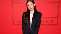 Nayeon menghadiri pertunjukan Tommy Hilfiger selama New York Fashion Week - Februari 2024: The Shows pada 9 Februari 2024 di New York City. (Theo Wargo/Getty Images/AFP)