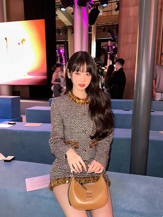 Begitu pula penampilannya di Miu Miu Show Paris Fashion Week. Wonyoung tetap mempertahankan full bangs-nya.  [@wonyoungive/@foreveryoung_10]
