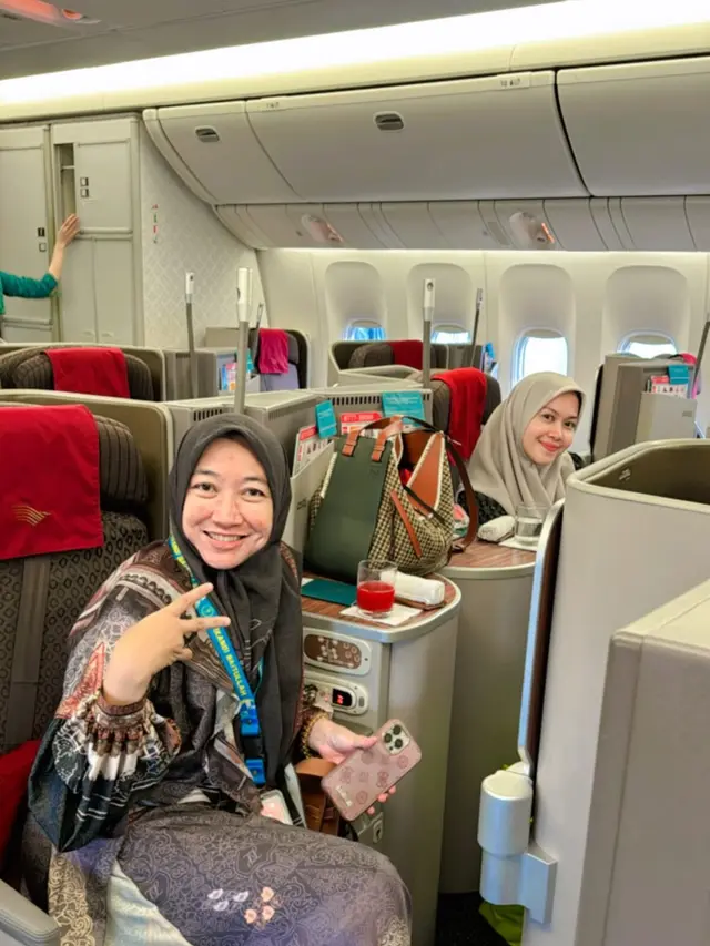 Gaya Modis Umi Kalsum, Ibunda Ayu Ting-Ting Umroh Bareng Calon Besan