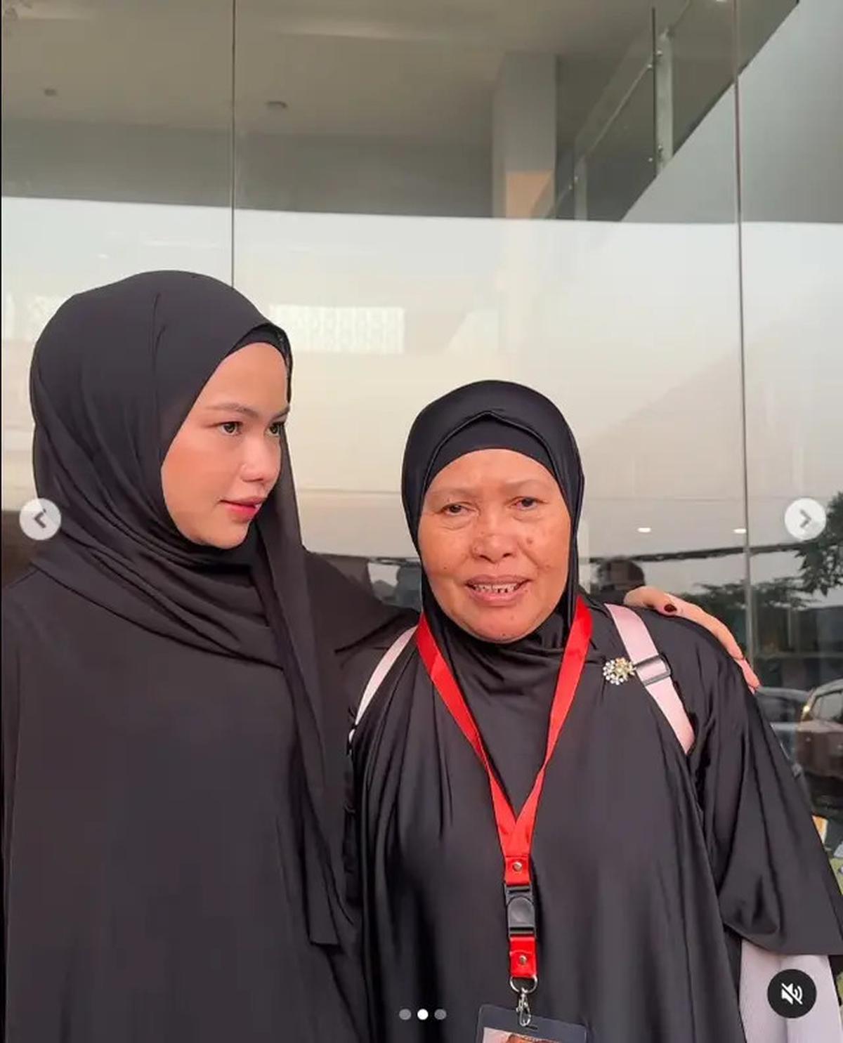6 Potret Rara LIDA Antar Ibu Berangkat Haji, Perpisahan di Bandara Penuh Haru