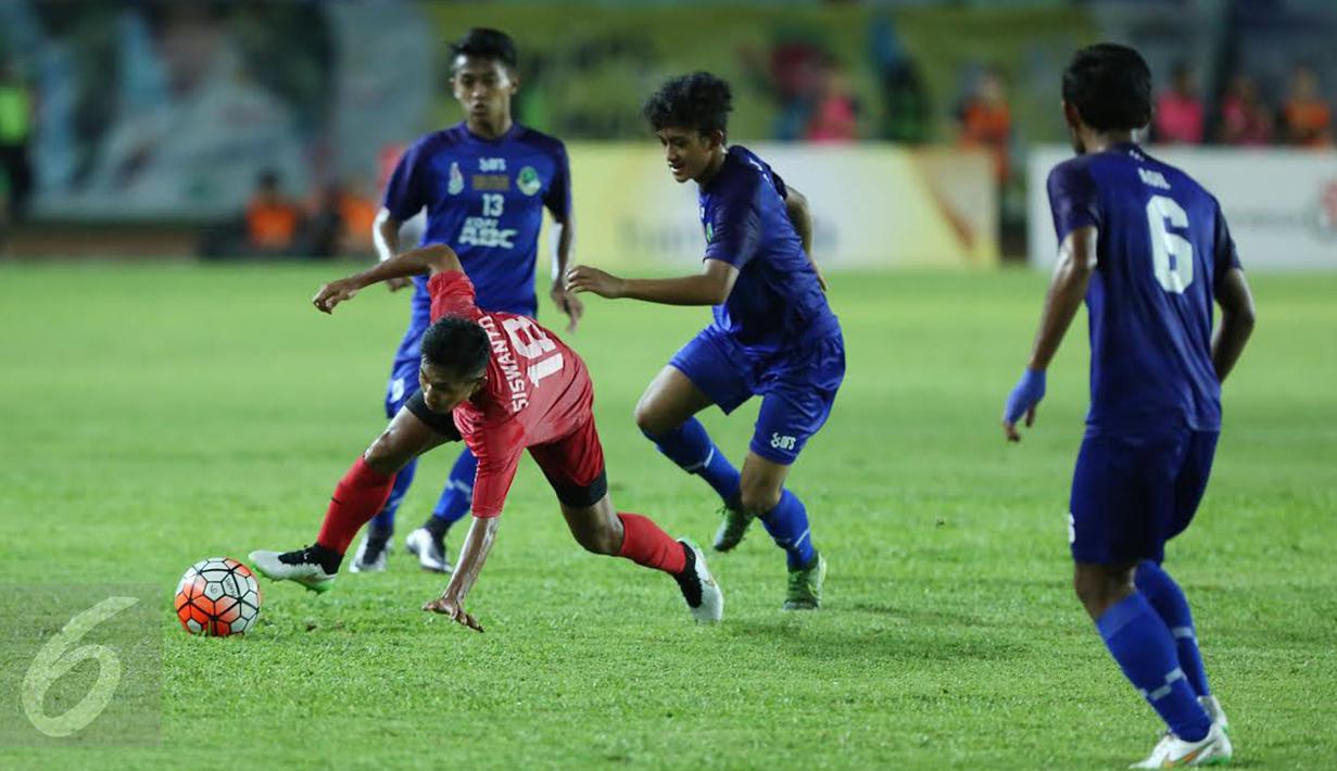 Pemain depan Sulawesi Selatan, Siswanto (kiri) terjatuh saat berusaha melewati tiga pemain Jawa Barat pada final PON XIX 2016 di Stadion Si Jalak Harupat, Kab Bandung, Rabu (28/9). Jabar unggul lewat adu penalti 5-4. (Liputan6.com/Helmi Fithriansyah)