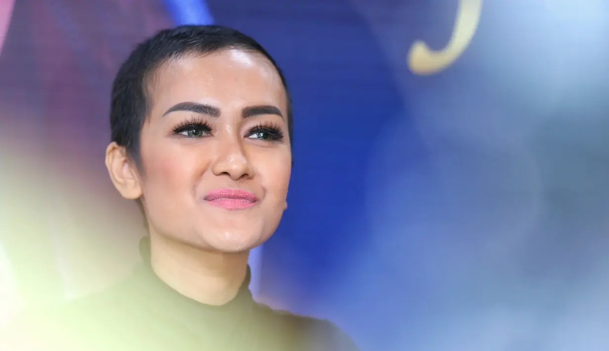 Begitu juga dengan calon Gubernur DKI Jakarta pada Pilkada 2017 mendatang itu. "Jangan lupa doain saya juga," ujar Ahok kepada Julia Perez. (Adrian Putra/Bintang.com)