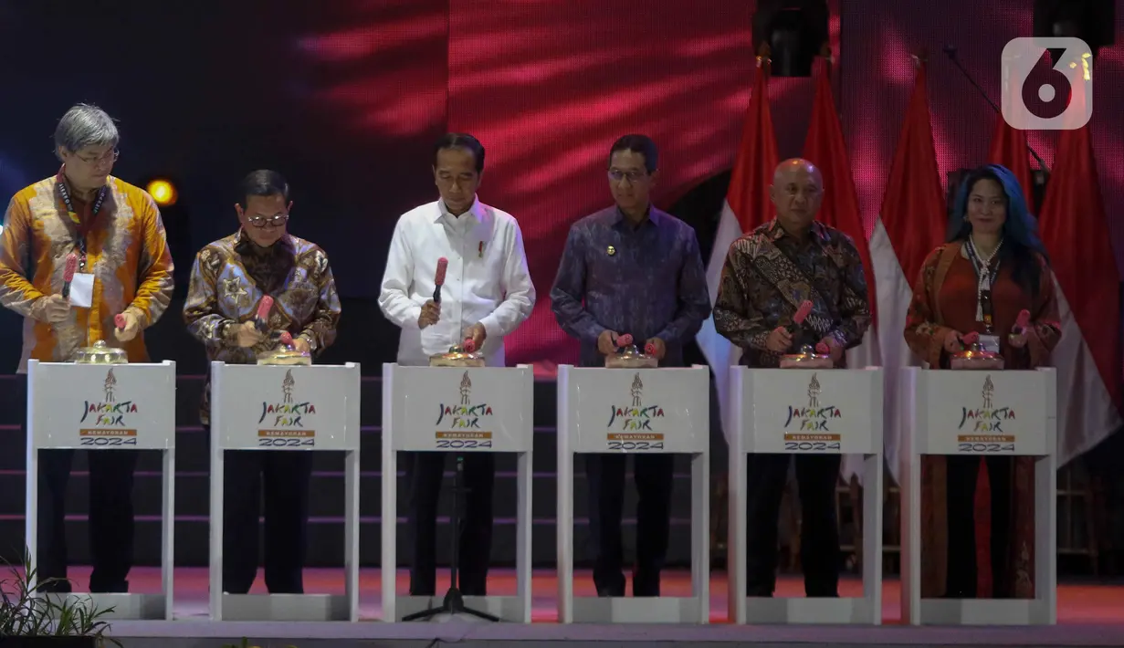 Presiden Joko Widodo (ketiga kiri) bersama Sekretaris Kabinet Pramono Anung (kedua kiri), Menteri Koperasi dan UKM Teten Masduki (kelima kiri), Pj Gubernur DKI Jakarta Heru Budi Hartono (keempat kiri) dan Direktur PT JIExpo Karuna Murdaya (kiri) membuka Pekan Raya Jakarta atau Jakarta Fair 2024 di Jakarta International Expo Kemayoran, Rabu (12/6/2024). (Liputan6.com/Herman Zakharia)