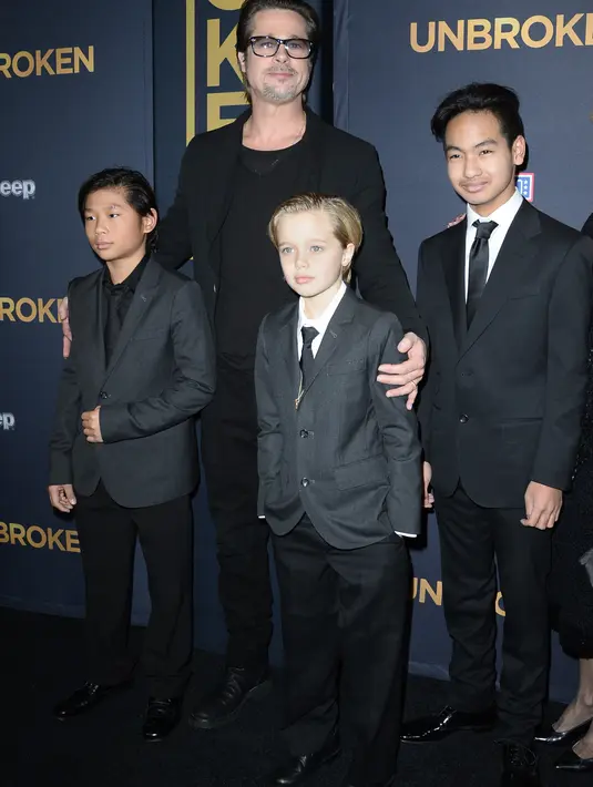 “Lalu dia (Shiloh) mengirimkan keduanya (Pitt dan Jolie) sebuah surat yang penuh emosi dimana ia meminta keluarganya untuk menghabiskan waktu bersama. Shiloh memberi tahu bahwa ini adalah harapan dari anak-anaknya,” ucap sumber. (AFP/Bintang.com)